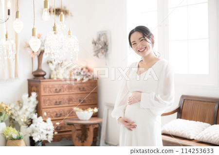 Images of maternity photos for weddings, pre-wedding photos, and images of happy pregnant women 114253633