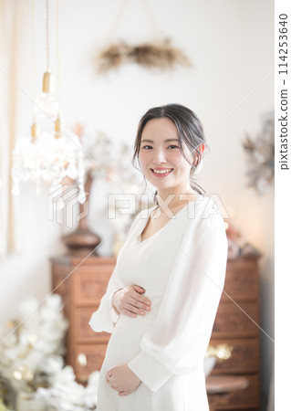 Image of wedding maternity photo, looking at the camera, pre-wedding photo and happy pregnant woman image, vertical 114253640