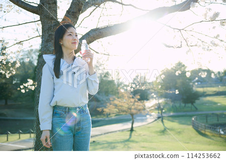 櫻花下喝水的女人 櫻花下喝水的女人 114253662