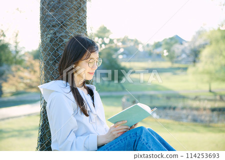 櫻花下讀書的女人 114253693