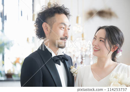 新娘和新郎在美麗的半背光燈光下凝視對方的影像,非常適合拍攝婚紗照、新娘活動、婚禮等。 新娘和新郎在美麗的半背光燈光下凝視對方的影像,非常適合拍攝婚紗照、新娘活動、婚禮等。 114253737