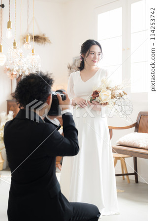 Photographer taking wedding photos and commemorative photos, vertical Photographer taking wedding photos and commemorative photos, vertical 114253742