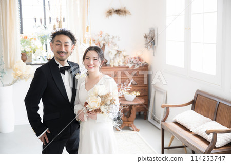 懷孕的新娘和新郎年齡差異夫婦看著相機進行婚前拍照、新娘、婚禮等。 114253747