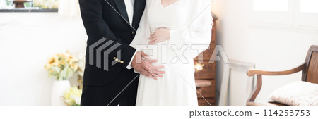 美麗的半背光適合懷孕新娘和新郎、年齡差異夫婦、產前照片拍攝和無臉新娘照 114253753