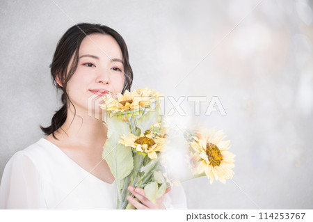 可愛的新娘，有一束向日葵 新娘、美容、預拍攝等的圖像。 114253767