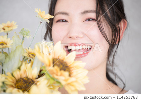 Cute bride holding a bouquet of sunflowers. Bridal, beauty and pre-wedding photo images. Looking at the camera. Close-up. Cute bride holding a bouquet of sunflowers. Bridal, beauty and pre-wedding photo images. Looking at the camera. Close-up. 114253768