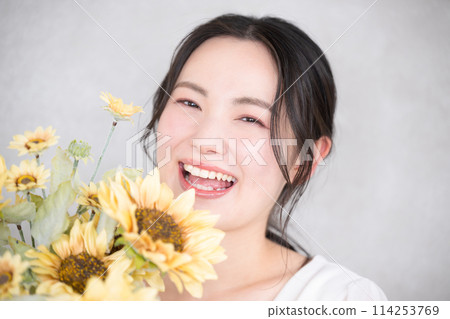 可愛的新娘,帶著一束向日葵,新娘圖像,美容,預拍等。 可愛的新娘,帶著一束向日葵,新娘圖像,美容,預拍等。 114253769