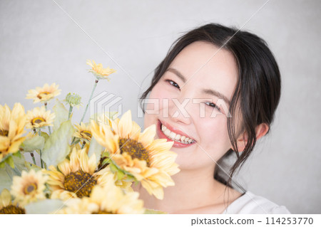 可愛的新娘，帶著一束向日葵，新娘圖像，美容，預拍等。 114253770