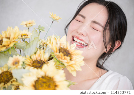 Cute woman holding a bouquet of sunflowers. Close-up of cute images for bridal, beauty and pre-wedding photos 114253771