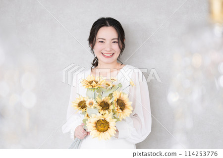 可愛的新娘拿著一束向日葵、新娘影像、美容、預拍等。 114253776