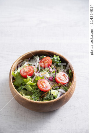 Simple green salad 114254034