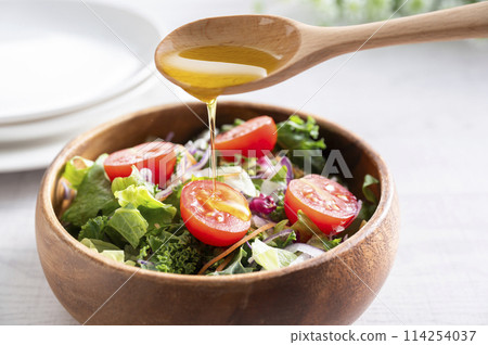 A simple green salad with olive oil A simple green salad with olive oil 114254037