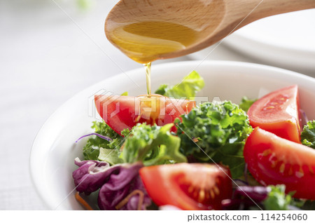 A simple green salad with olive oil 114254060