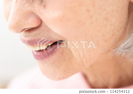 Senior woman mouth 114254312