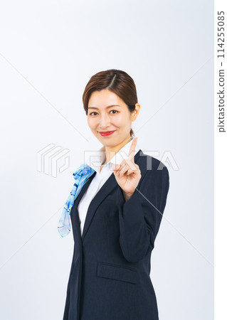 穿著西裝的中年婦女指著微笑 穿著西裝的中年婦女指著微笑 114255085