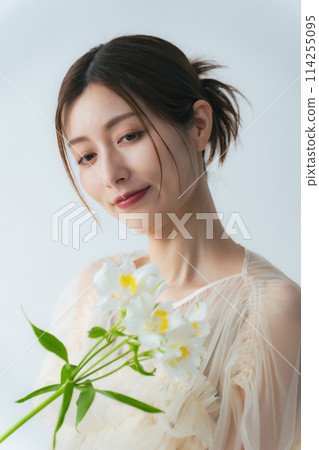 拿著花的中年婦女肖像 拿著花的中年婦女肖像 114255095