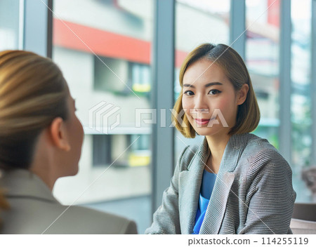 Two businesswomen meeting by the window_1 114255119