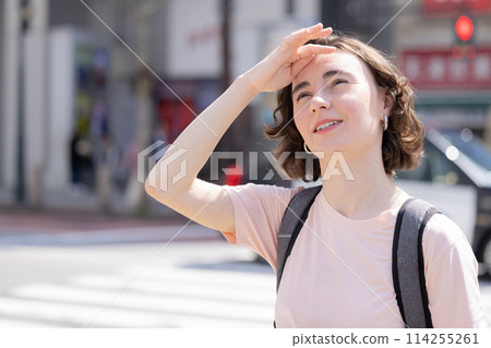 入境:東京街頭行走的外國女性 入境:東京街頭行走的外國女性 114255261