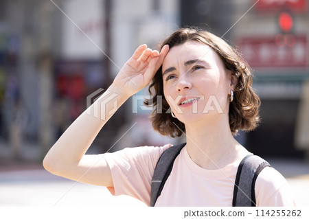 入境:東京街頭行走的外國女性 入境:東京街頭行走的外國女性 114255262