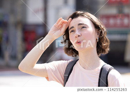 入境:東京街頭行走的外國女性 入境:東京街頭行走的外國女性 114255263
