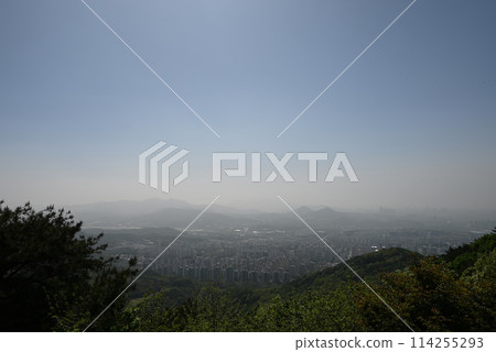 Seoul cityscape obscured by air pollution [South Korea] 114255293