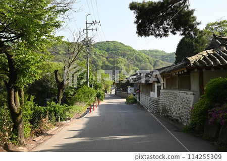 Namhansanseong: An area lined with restaurants [Korea] 114255309