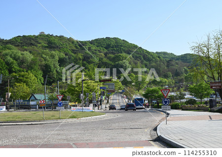 Scenery of a rotary with a bus stop at Namhansanseong Fortress [Gwangju, South Korea] 114255310