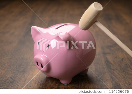 Pig money box and hammer 114256076