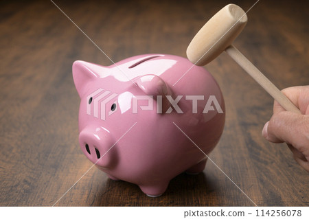 Pig money box and hammer (+hand) 114256078