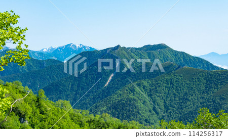 Climbing Mount Tsurugidake in summer (Gakidake and Kashimayari-ga-take seen from Kassen Ridge) 114256317