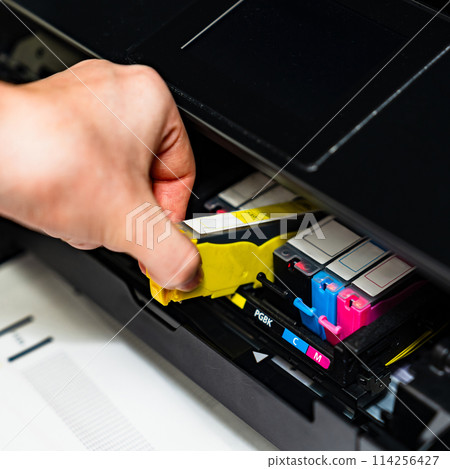 Replacing the ink tank of a home inkjet printer [Image of ink cost] 114256427