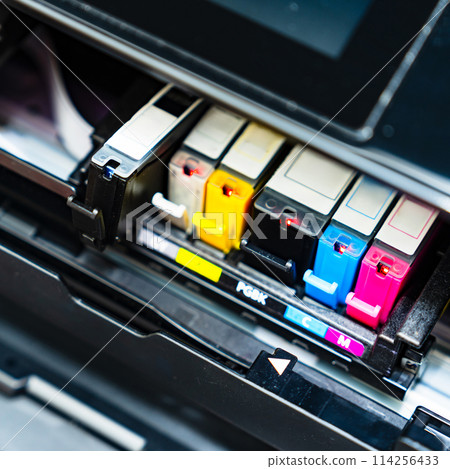 Replacing the ink tank of a home inkjet printer [Image of ink cost] 114256433