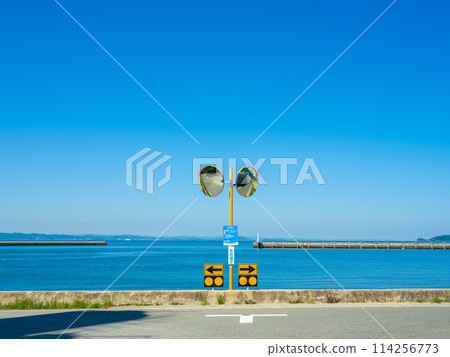 香川縣豐島市可看到大海的道路上的曲面鏡 香川縣豐島市可看到大海的道路上的曲面鏡 114256773