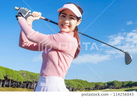 櫻花樹和女高爾夫球手 114256843
