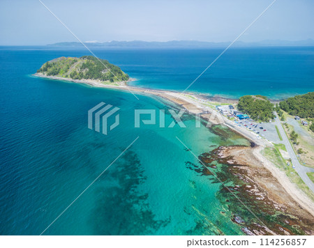 「青森縣」用無人機鳥瞰美麗的夏DOM崎和生動的翠藍色大海 114256857