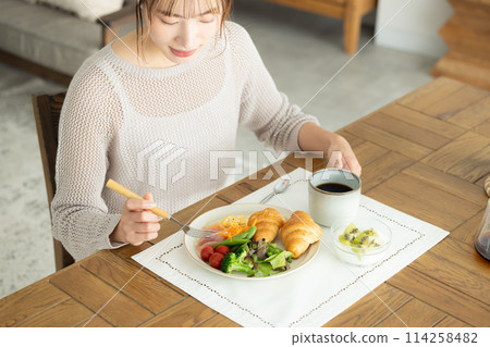 女人在家吃飯 114258482