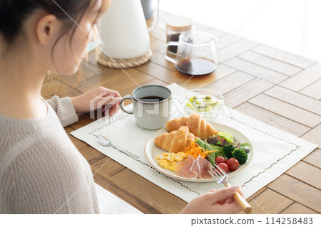 女人在家吃飯 女人在家吃飯 114258483