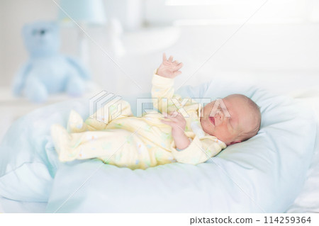 Newborn baby boy in hosptal cot 114259364