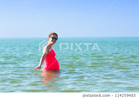 Pregnant woman on the beach. Healthy pregnancy 114259483