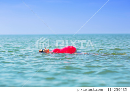 Pregnant woman on the beach. Healthy pregnancy 114259485