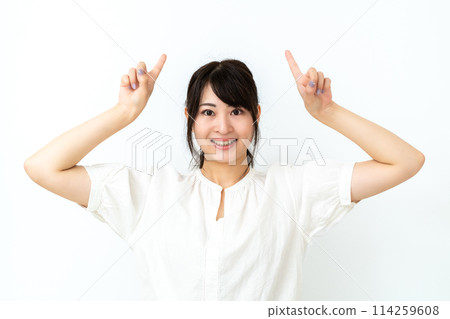 一位女士給予指導 一位女士給予指導 114259608