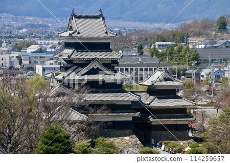 View from the City Hall Observatory - Close-up of the castle tower (Matsumoto City, Nagano Prefecture) 114259657