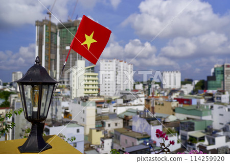 越南胡志明市城市景觀與國旗 越南胡志明市城市景觀與國旗 114259920