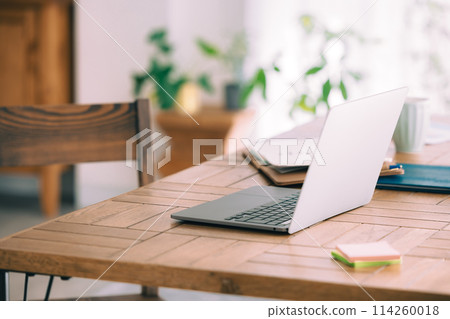 遠距工作,沒有人,筆記型電腦放在客廳的餐桌上 遠距工作,沒有人,筆記型電腦放在客廳的餐桌上 114260018