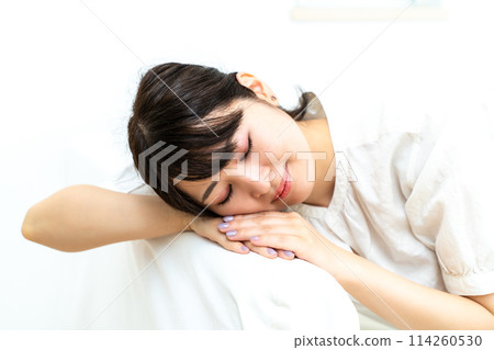 在家放鬆的婦女 在家放鬆的婦女 114260530