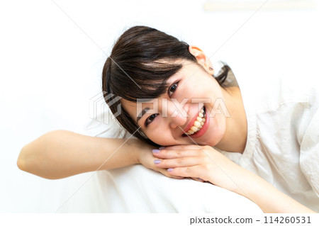 在家放鬆的婦女 在家放鬆的婦女 114260531