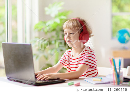 Online remote learning. School kids with computer. 114260556