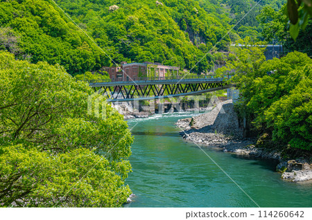Fresh greenery of the Uji River, Shirako Bridge, former Shizugawa Power Plant site, Uji City, Kyoto Prefecture Fresh greenery of the Uji River, Shirako Bridge, former Shizugawa Power Plant site, Uji City, Kyoto Prefecture 114260642