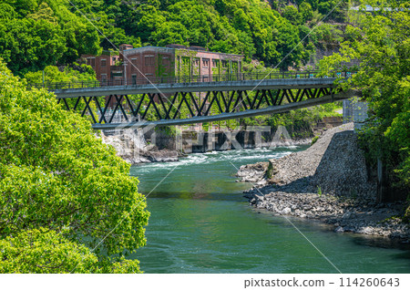 Fresh greenery of the Uji River, Shirako Bridge, former Shizugawa Power Plant site, Uji City, Kyoto Prefecture 114260643