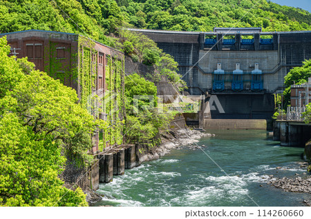 Amagase Dam and the former Shizugawa Power Plant in fresh greenery, Uji, Kyoto Prefecture 114260660